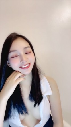 日盼夜盼清纯女神【一只张包包】终于下海了，汉服脸穴同框道具自慰，好销魂 截图12