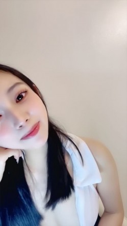 日盼夜盼清纯女神【一只张包包】终于下海了，汉服脸穴同框道具自慰，好销魂 截图13