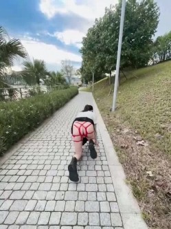 字母猎奇必备！极度SM重口，舞蹈生姐姐【依然】各种花样玩法，暴力异物扩张3P女女露出喝尿 截图16