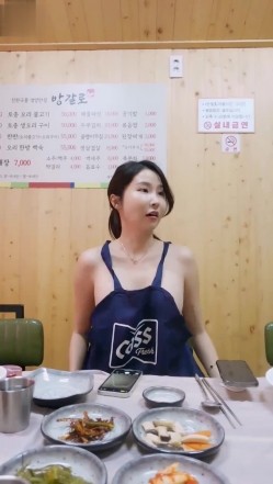 高颜值女神 ️饭桌上就嗨起来了~性感黑丝一丝不挂露着胸~这样的美味佳肴 ️让人先吃哪个好呢！！ 截图5