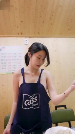高颜值女神 ️饭桌上就嗨起来了~性感黑丝一丝不挂露着胸~这样的美味佳肴 ️让人先吃哪个好呢！！ 截图7