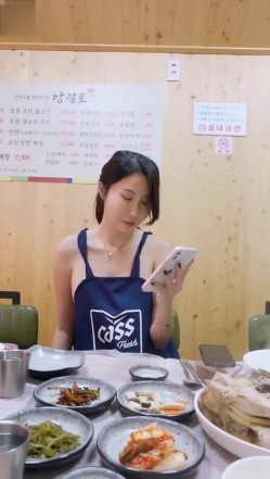 高颜值女神 ️饭桌上就嗨起来了~性感黑丝一丝不挂露着胸~这样的美味佳肴 ️让人先吃哪个好呢！！ 截图8