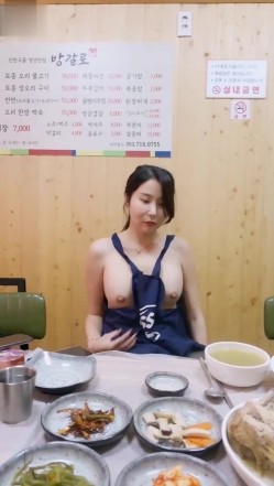 高颜值女神 ️饭桌上就嗨起来了~性感黑丝一丝不挂露着胸~这样的美味佳肴 ️让人先吃哪个好呢！！ 截图12