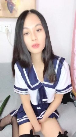 18岁白虎小楠楠 ️吃鸡做爱制服诱惑，被小哥双洞齐开，菊花非常紧致，两个手指进不去~火热交战中 ️青瓜道具也用上啦！ 截图9