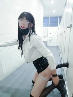 最近疯传的清纯眼镜长腿系在女厕公然修洞无视身边上厕所的人一脸懵逼清洁大妈见过世面淡定无比 截图2