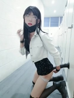 最近疯传的清纯眼镜长腿系在女厕公然修洞无视身边上厕所的人一脸懵逼清洁大妈见过世面淡定无比 截图5
