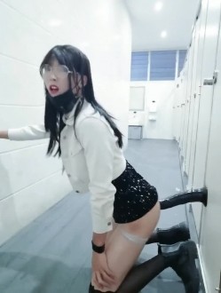 最近疯传的清纯眼镜长腿系在女厕公然修洞无视身边上厕所的人一脸懵逼清洁大妈见过世面淡定无比 截图6