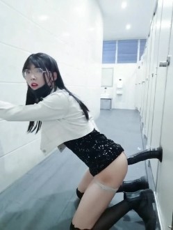 最近疯传的清纯眼镜长腿系在女厕公然修洞无视身边上厕所的人一脸懵逼清洁大妈见过世面淡定无比 截图7