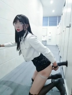 最近疯传的清纯眼镜长腿系在女厕公然修洞无视身边上厕所的人一脸懵逼清洁大妈见过世面淡定无比 截图9