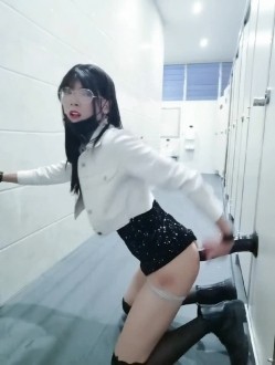 最近疯传的清纯眼镜长腿系在女厕公然修洞无视身边上厕所的人一脸懵逼清洁大妈见过世面淡定无比 截图10