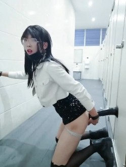 最近疯传的清纯眼镜长腿系在女厕公然修洞无视身边上厕所的人一脸懵逼清洁大妈见过世面淡定无比 截图13