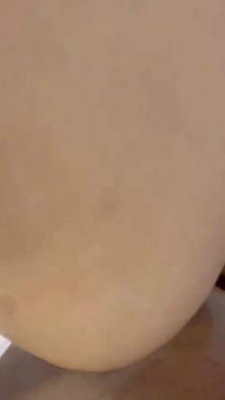 45岁的阿姨要吃酸奶鸡巴，给她整来啦，开心的不得了，‘贼爽，好痒啊哈哈哈’，在拍呢在拍着！ 截图13