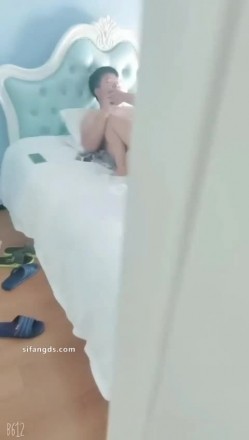 顶级淫妻博主【刺鸡】，挺漂亮的少妇，约大学生3P和4P，完美露脸，好淫荡的场景 截图1