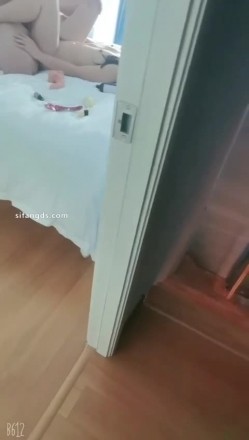 顶级淫妻博主【刺鸡】，挺漂亮的少妇，约大学生3P和4P，完美露脸，好淫荡的场景 截图4