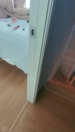 顶级淫妻博主【刺鸡】，挺漂亮的少妇，约大学生3P和4P，完美露脸，好淫荡的场景 截图5