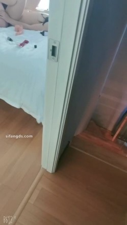 顶级淫妻博主【刺鸡】，挺漂亮的少妇，约大学生3P和4P，完美露脸，好淫荡的场景 截图6