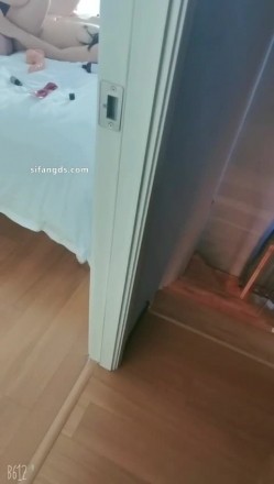 顶级淫妻博主【刺鸡】，挺漂亮的少妇，约大学生3P和4P，完美露脸，好淫荡的场景 截图7