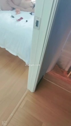 顶级淫妻博主【刺鸡】，挺漂亮的少妇，约大学生3P和4P，完美露脸，好淫荡的场景 截图8