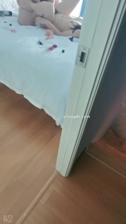 顶级淫妻博主【刺鸡】，挺漂亮的少妇，约大学生3P和4P，完美露脸，好淫荡的场景 截图9