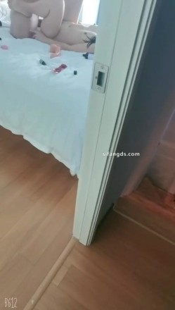 顶级淫妻博主【刺鸡】，挺漂亮的少妇，约大学生3P和4P，完美露脸，好淫荡的场景 截图10