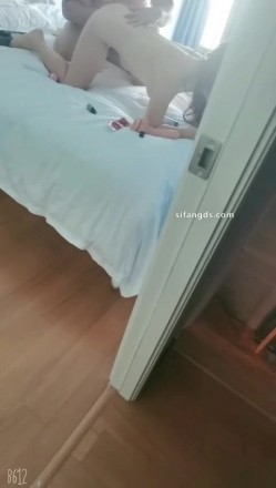顶级淫妻博主【刺鸡】，挺漂亮的少妇，约大学生3P和4P，完美露脸，好淫荡的场景 截图11