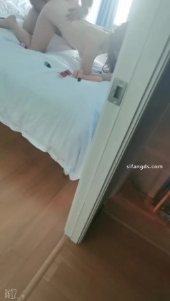 顶级淫妻博主【刺鸡】，挺漂亮的少妇，约大学生3P和4P，完美露脸，好淫荡的场景 截图12