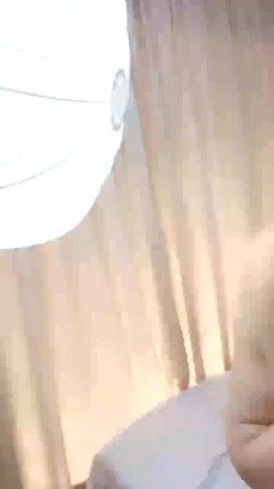 轻熟女风骚人妻跟两个纹身大哥激情3P，口交两个大鸡巴，骚得很啊，淫声荡语前插后入，揉奶玩逼浪叫呻吟不止 截图3
