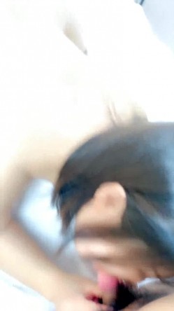 轻熟女风骚人妻跟两个纹身大哥激情3P，口交两个大鸡巴，骚得很啊，淫声荡语前插后入，揉奶玩逼浪叫呻吟不止 截图5