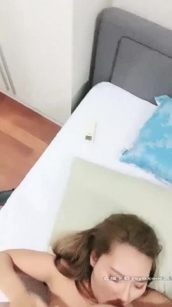 【胖导演00后女优】风骚模特身材真棒，帝王享受异域风情，各种视角全方位拍摄手法专业 截图15