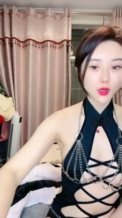 极品尤物！网红腿模女神！性感链子情趣装，丝袜高跟鞋超诱惑，振动棒抽插骚穴，骚逼修理剪毛 截图1