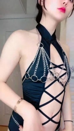 极品尤物！网红腿模女神！性感链子情趣装，丝袜高跟鞋超诱惑，振动棒抽插骚穴，骚逼修理剪毛 截图2