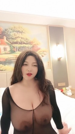 巨无霸-小海媚 ️。超胸阿姨，我要是有这种阿姨，我一个星期不出门都行，天天洗澡给她搓奶，艹到她腿软，太胸啦！！ 截图13