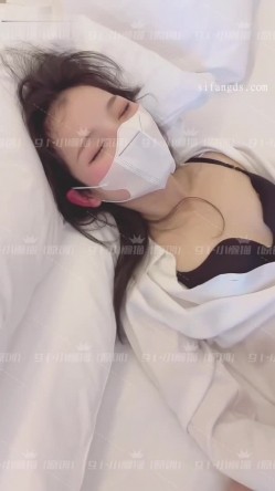 淫妻福利，91大神圈养极品骚婊，反差眼镜母狗【小懒猫】各种公共场所露出自慰3P调教 截图1
