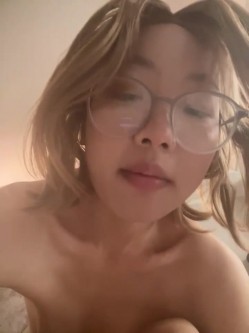 【yuer_your】眼镜反差骚货楼道内露出吃鸡逼夹跳蛋展示完美身材捏乳头捏出了奶水酒店楼道厕所家里骚的很 截图16