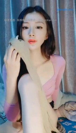 这么极品的颜值，简直是网红界的天花板了，九分颜值九头身黑丝美腿明星级别的女神，黑丝美腿 罕见跳蛋自慰 截图1