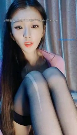 这么极品的颜值，简直是网红界的天花板了，九分颜值九头身黑丝美腿明星级别的女神，黑丝美腿 罕见跳蛋自慰 截图5