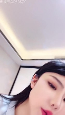 颜值姐妹花车模【莎莎】双飞约操轮流坐屌，后入打桩边干边喷 截图10