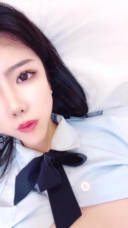 颜值姐妹花车模【莎莎】双飞约操轮流坐屌，后入打桩边干边喷 截图16