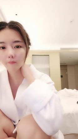刚下海的极品车模，大姨妈刚走了，好几天没操她了，今天要深深狠狠地插这个小贱货，车模笑起来可甜美了，叫床更骚气 截图14