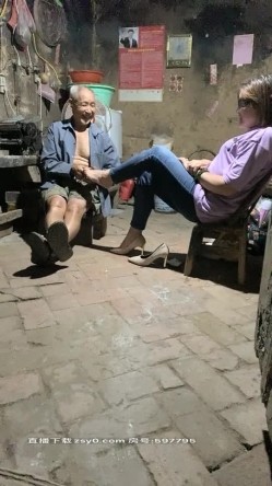 老头草逼好疯狂，骚逼少妇农村勾搭一个人在家的老大爷，给大爷口交大鸡巴还挺硬，各种抽插爆草威风不减当年 截图1