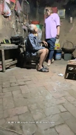老头草逼好疯狂，骚逼少妇农村勾搭一个人在家的老大爷，给大爷口交大鸡巴还挺硬，各种抽插爆草威风不减当年 截图3