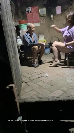 老头草逼好疯狂，骚逼少妇农村勾搭一个人在家的老大爷，给大爷口交大鸡巴还挺硬，各种抽插爆草威风不减当年 截图4