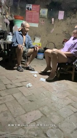 老头草逼好疯狂，骚逼少妇农村勾搭一个人在家的老大爷，给大爷口交大鸡巴还挺硬，各种抽插爆草威风不减当年 截图7