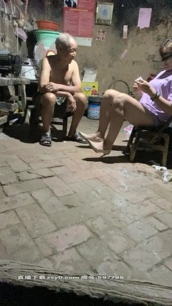 老头草逼好疯狂，骚逼少妇农村勾搭一个人在家的老大爷，给大爷口交大鸡巴还挺硬，各种抽插爆草威风不减当年 截图10
