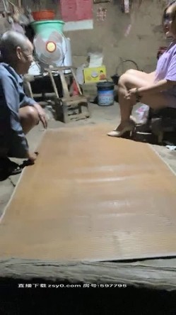 老头草逼好疯狂，骚逼少妇农村勾搭一个人在家的老大爷，给大爷口交大鸡巴还挺硬，各种抽插爆草威风不减当年 截图11