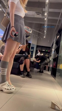 偷拍大师商场尾随偷拍裙底风光 ️模特身材墨镜女骚窄内裤坐镜头+短裙靓妹逛街试鞋胸大屁股大身材不错 截图11