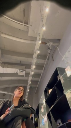偷拍大师商场尾随偷拍裙底风光 ️模特身材墨镜女骚窄内裤坐镜头+短裙靓妹逛街试鞋胸大屁股大身材不错 截图15