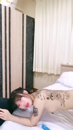 满背纹身清纯反差双马尾萌妹，上位骑乘被炮友爆操，边操边揉捏奶头，一上一下主动套弄，扶着屁股后入拍打 截图8