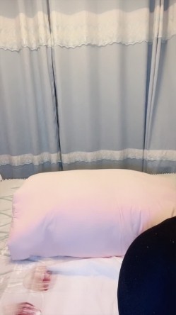 维吾尔族骚熟女【阿依古丽】榨精细狗小鲜肉，多人群P，大尺度掰逼展示，自慰潮喷 截图2