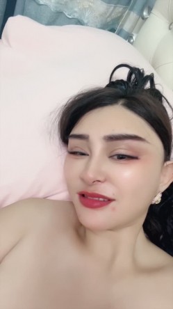 维吾尔族骚熟女【阿依古丽】榨精细狗小鲜肉，多人群P，大尺度掰逼展示，自慰潮喷 截图13
